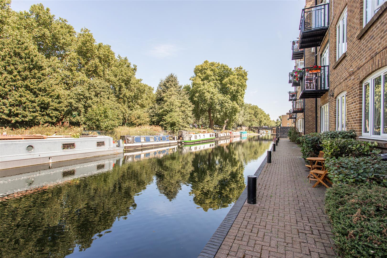 2 bed property in Empire Wharf, Victoria Park